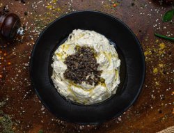 humus cu carne și muguri de pin image