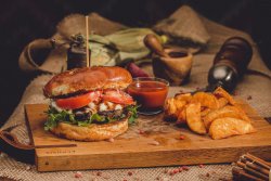 Meniu The Italian JoBurger cu cartofi wedges / proaspăt prăjiți + salata asortata+ limonada image