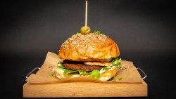 Halloumi egg burger +Ciuc Radler zero 0,33 gratuit image