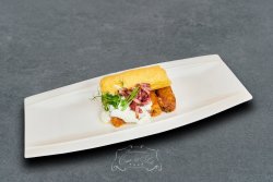 Sărmăluțe în foi de varză, servite cu șuncă afumată, mămăliguță și smântână - 400 gr. image