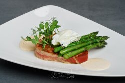 Steak de ton grill cu sparanghel, ou poșat și alioli de migdale - 320 gr. image