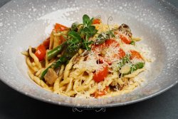 Strigoli cu mix de ciuperci, sparanghel, roșii cherry, mugur de pin și parmezan - 400 gr. image