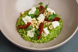 Risotto de spanac cu brânză feta, roșii uscate și alune de pădure - 350 gr. image