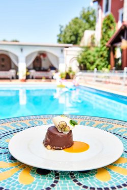 Cheesecake de ciocolată albă, mousse de lime și praline de migdale image