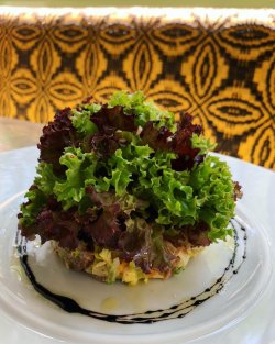 Salată de raţă din garniţă cu frunze şi legume image