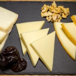 Selecție de brânzeturi românești maturate, prune și nuci   image
