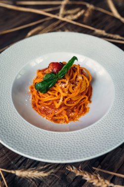 Spaghetti with tomato & basil image