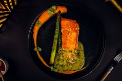Seared salmon with broccoli&butter lemon sauce image