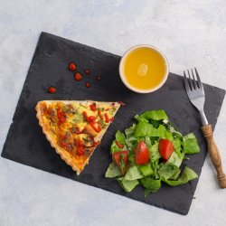 Quiche cu brânză de capră, ardei copt și nuci + salată de sezon image