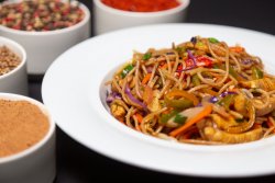 Noodles cu pui și legume image