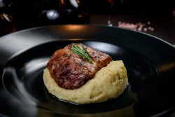 Muschiulet de porc cu piure cu trufe image