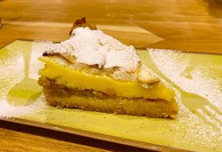 Tort de mere cu blat de biscuiți si bezea image