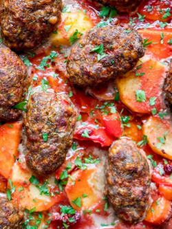 Kebab în sos de roșii cu garnitură de orez image