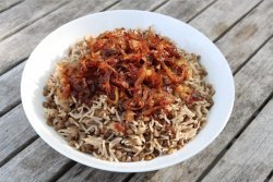 Mujadara cu orez basmati și pulpă de pui prăjită image