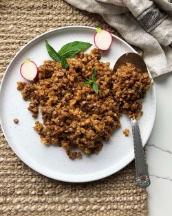 Mujadara cu bulgur și pulpă de pui prăjită image