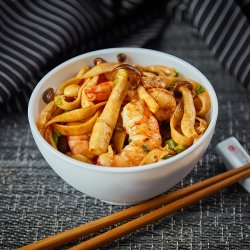 Noodles de grâu cu creveți și ciuperci shimeji image