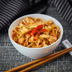 Noodles de grâu cu pui și legume image
