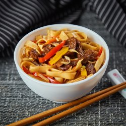 Noodles de grâu cu vita și legume image