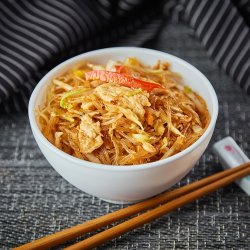 Noodles de orez cu pui și legume image