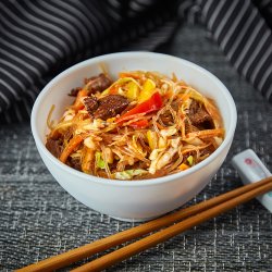 Noodles de orez cu vită și legume image