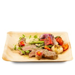 Mușchiuleț de porc cu legume la grătar image