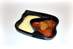 Chiftelute marinate de pui in sos de rosii cu piure de cartofi image