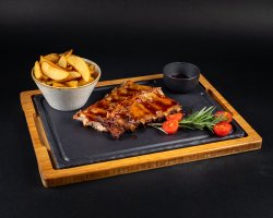 Coaste de porc marinate cu cartofi wedges image