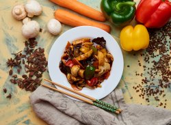 Pui cu legume image