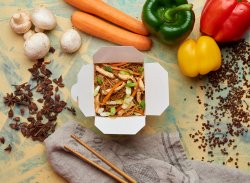 Noodles cu pui și legume image