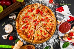 Pizza Quattro formagi e pomodoro e pastrami 32 cm image