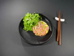 Salmon tartar cu busuioc și sos wasabi   image