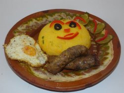 Cârnați în untură la garnită cu mămăligă si ou image