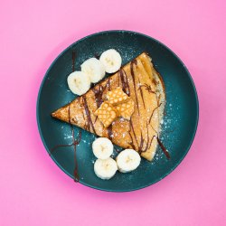 Clătită cu nutella, banane, biscuiți image