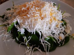 Salată de spanac, brânză de capră și ou image