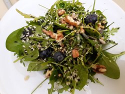 Salată de verdețuri cu dressing image