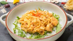 Tagliatelle Gamberi e Burrata image