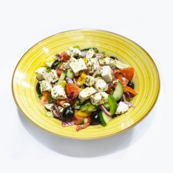 Salata greceasca cu branza tip feta image