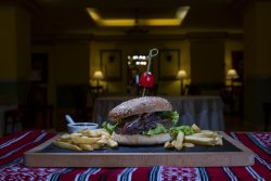 Burger urias de vită cu cartofi prăjiți/Beef burger with French fries image