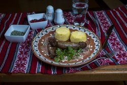 Cârnați de casă la grătar cu mămăliguță/Grilled homemade sausages with polenta image