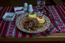 Carne și cârnat la garniță cu mămăliguță și usturoi/Rustic meat and homemade sausages with polenta and garlic image