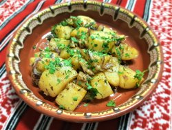 Cartofi prăjiți cu jumări, smântână, cimbru și ceapă roșie/Fried potatoes with cracklings, sour cream, thyme and red onion image