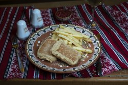 Cașcaval pane cu cartofi prăjiți/Breaded cheese with French fries image