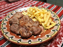 Ceafă de porc marinată, la grătar, cu cartofi prăjiți/Grilled marinated pork neck with French fries image
