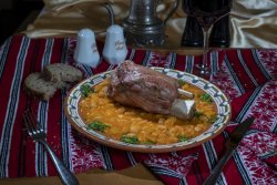 Ciolan cu fasole iahnie/Smoked pork knuckle with beans stew image