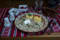 Ciulama de pui cu ciuperci și mămăliguță/Traditional chicken ciulama with mushrooms and polenta image