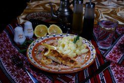 File de șalău la grătar cu cartofi zdrobiți și lămâie/Zander fillet grilled with smashed potatoes and lemon image