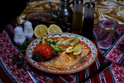 File de somon la grătar cu legume la grătar și lămâie/Salmon fillet grilled with grilled vegetables and lemon image