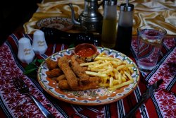 Gujoane de pui cu cartofi prăjiți și sos/Chicken sticks with French fries and sauce image