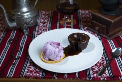 Lava cake cu înghețată de fructe de pădure/ Lava cake with berries ice cream image
