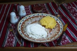 Mămăliguță cu brânză și smântână/Polenta with salted cheese and sour cream image